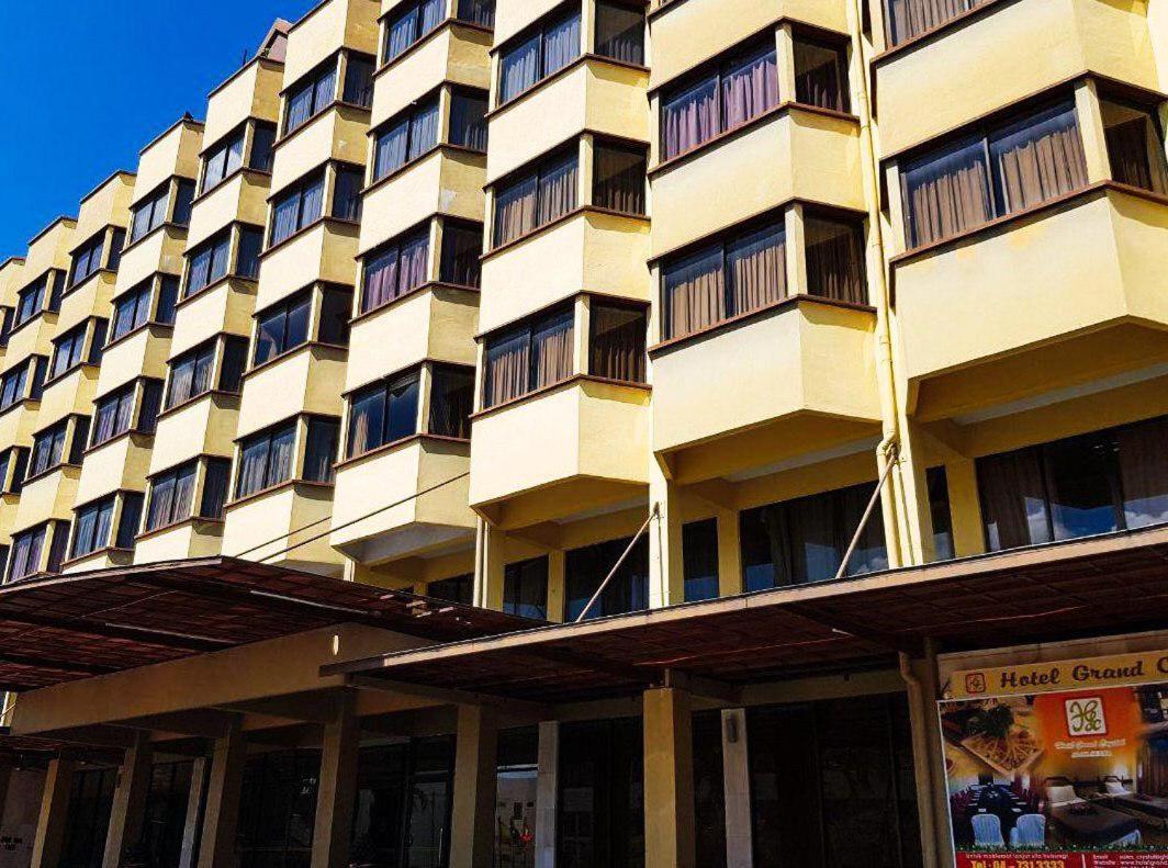 Hotel Grand Crystal Алор Сетар Екстериор снимка