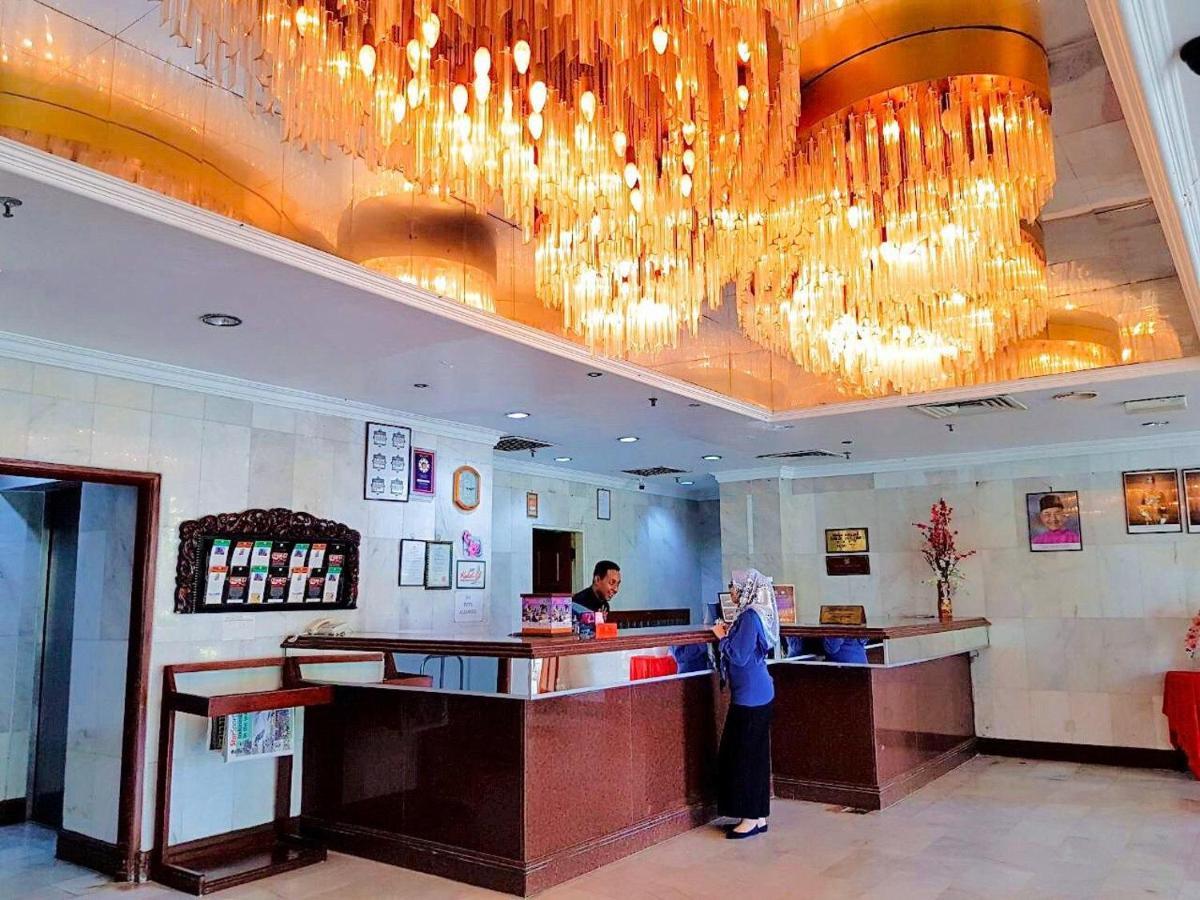 Hotel Grand Crystal Алор Сетар Екстериор снимка