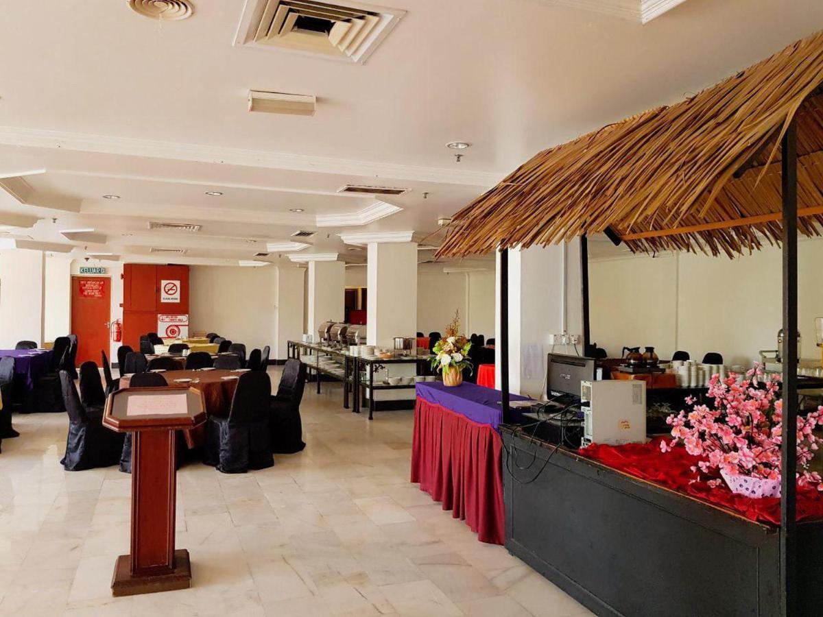Hotel Grand Crystal Алор Сетар Екстериор снимка