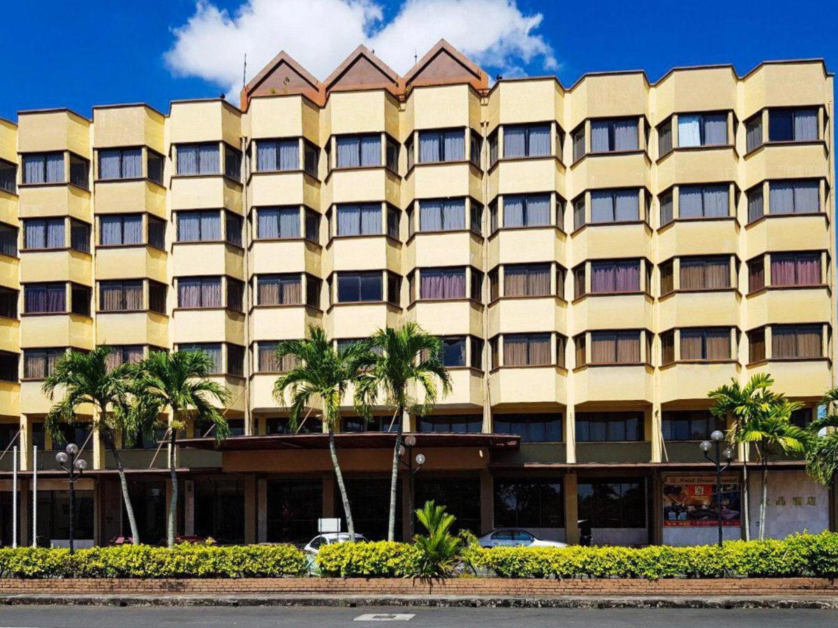 Hotel Grand Crystal Алор Сетар Екстериор снимка