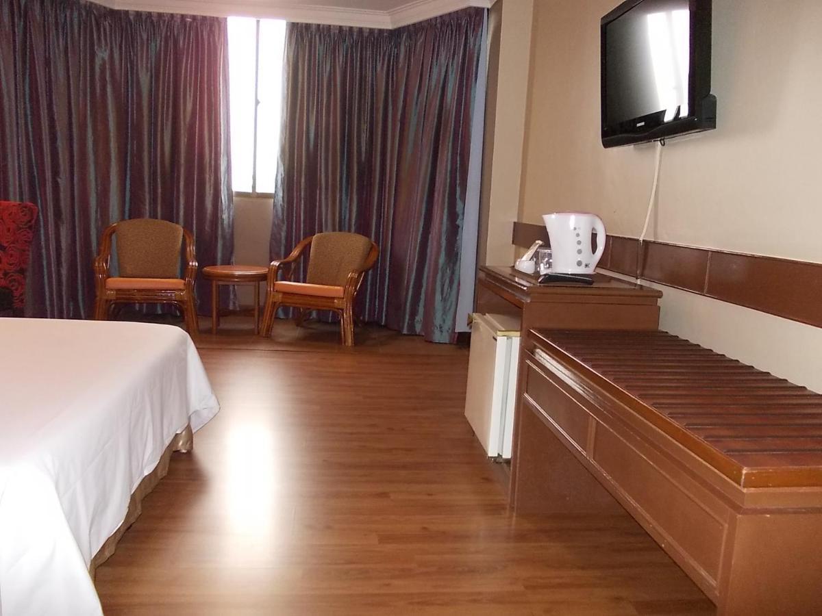 Hotel Grand Crystal Алор Сетар Екстериор снимка