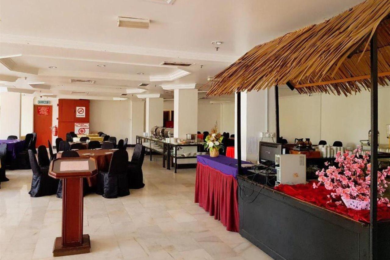 Hotel Grand Crystal Алор Сетар Екстериор снимка