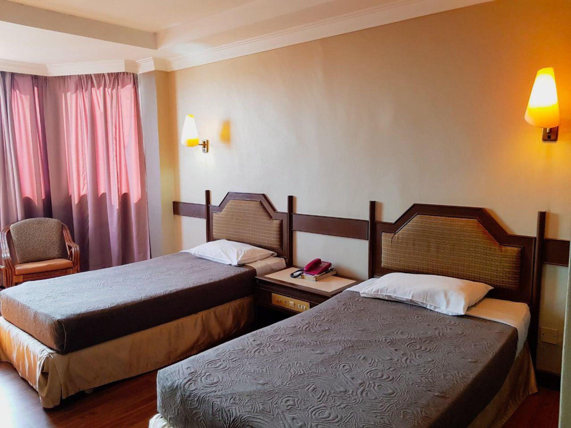 Hotel Grand Crystal Алор Сетар Екстериор снимка
