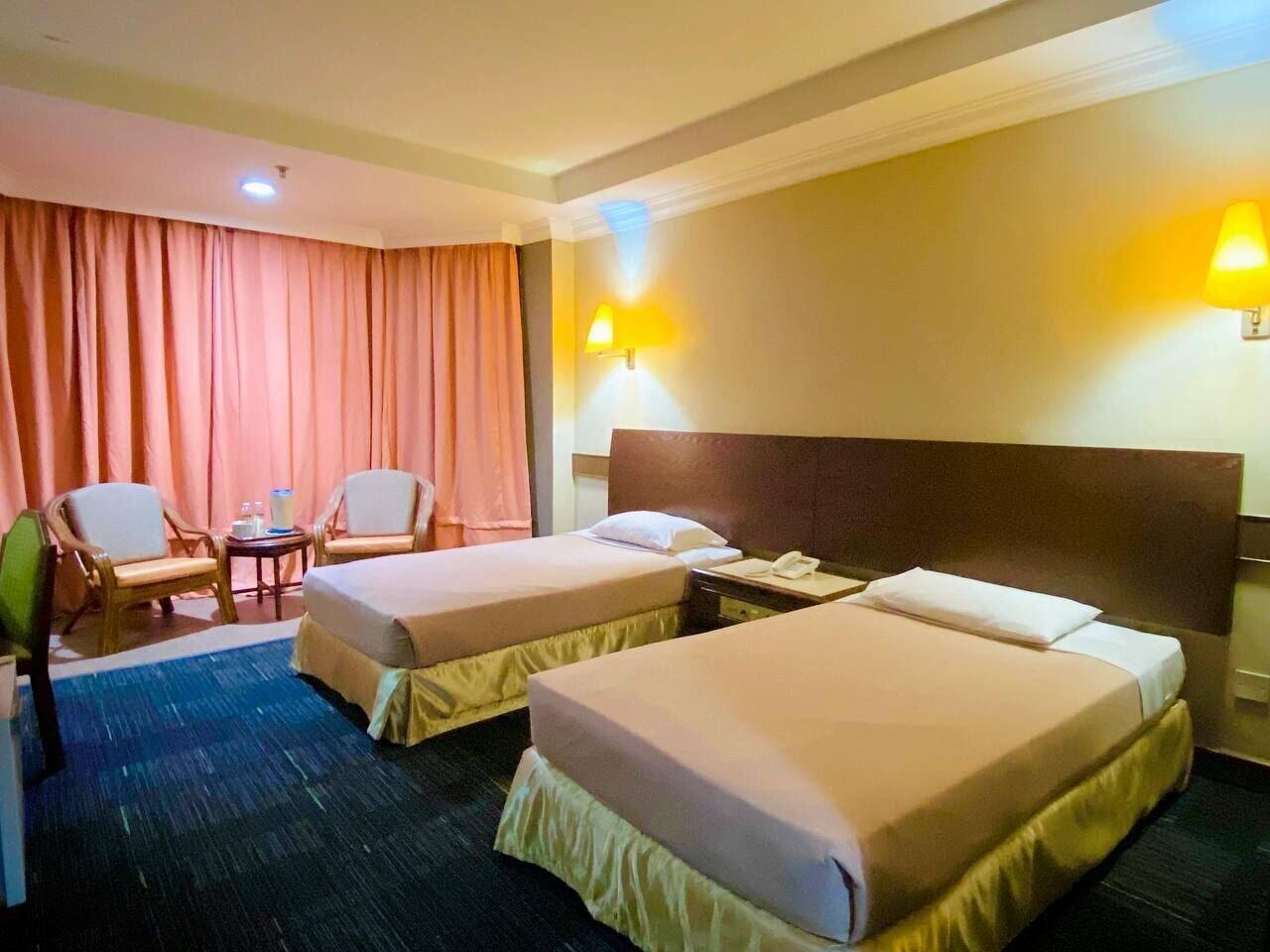 Hotel Grand Crystal Алор Сетар Екстериор снимка