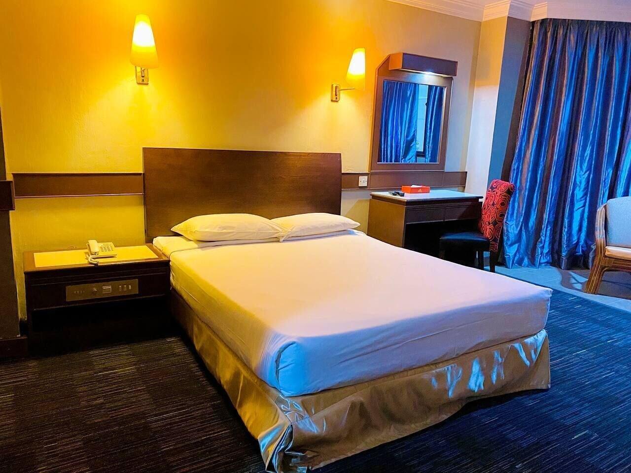 Hotel Grand Crystal Алор Сетар Екстериор снимка