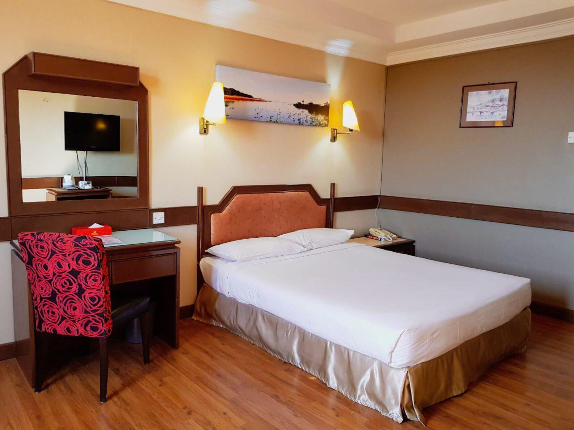 Hotel Grand Crystal Алор Сетар Екстериор снимка