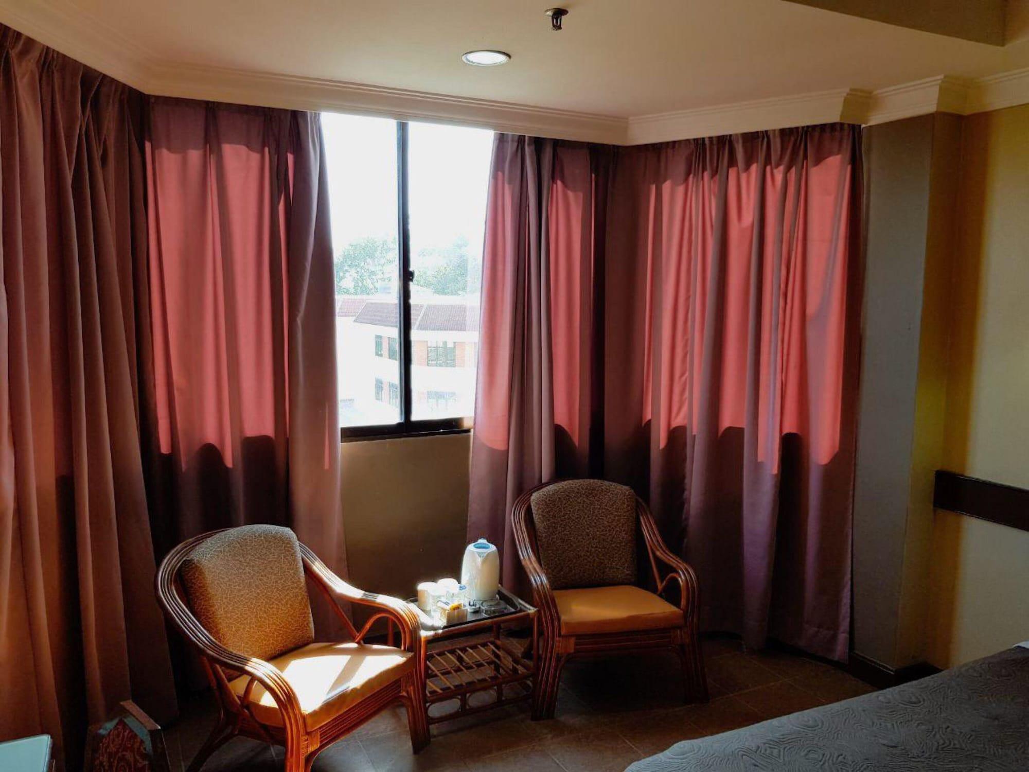 Hotel Grand Crystal Алор Сетар Екстериор снимка