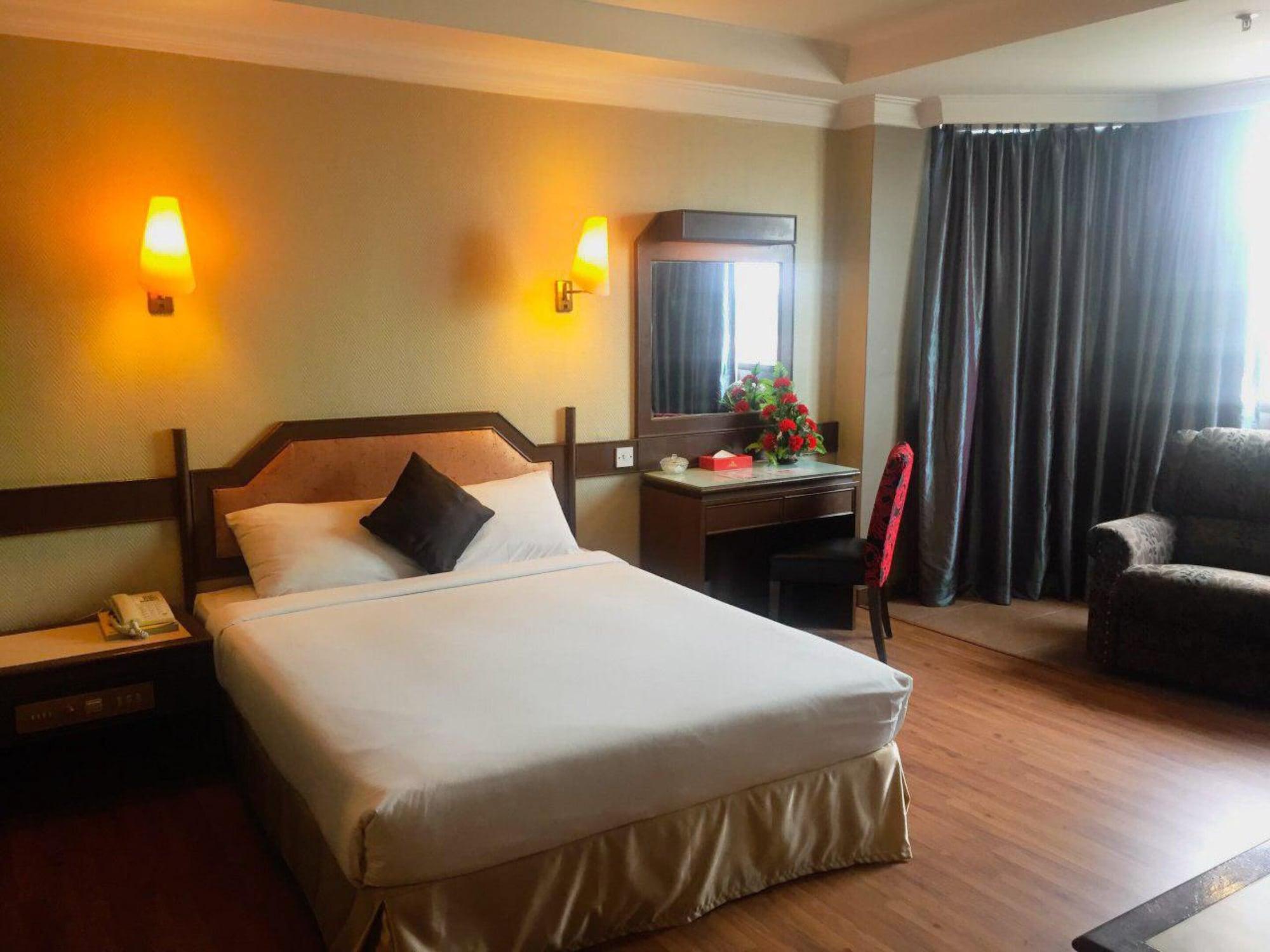 Hotel Grand Crystal Алор Сетар Екстериор снимка
