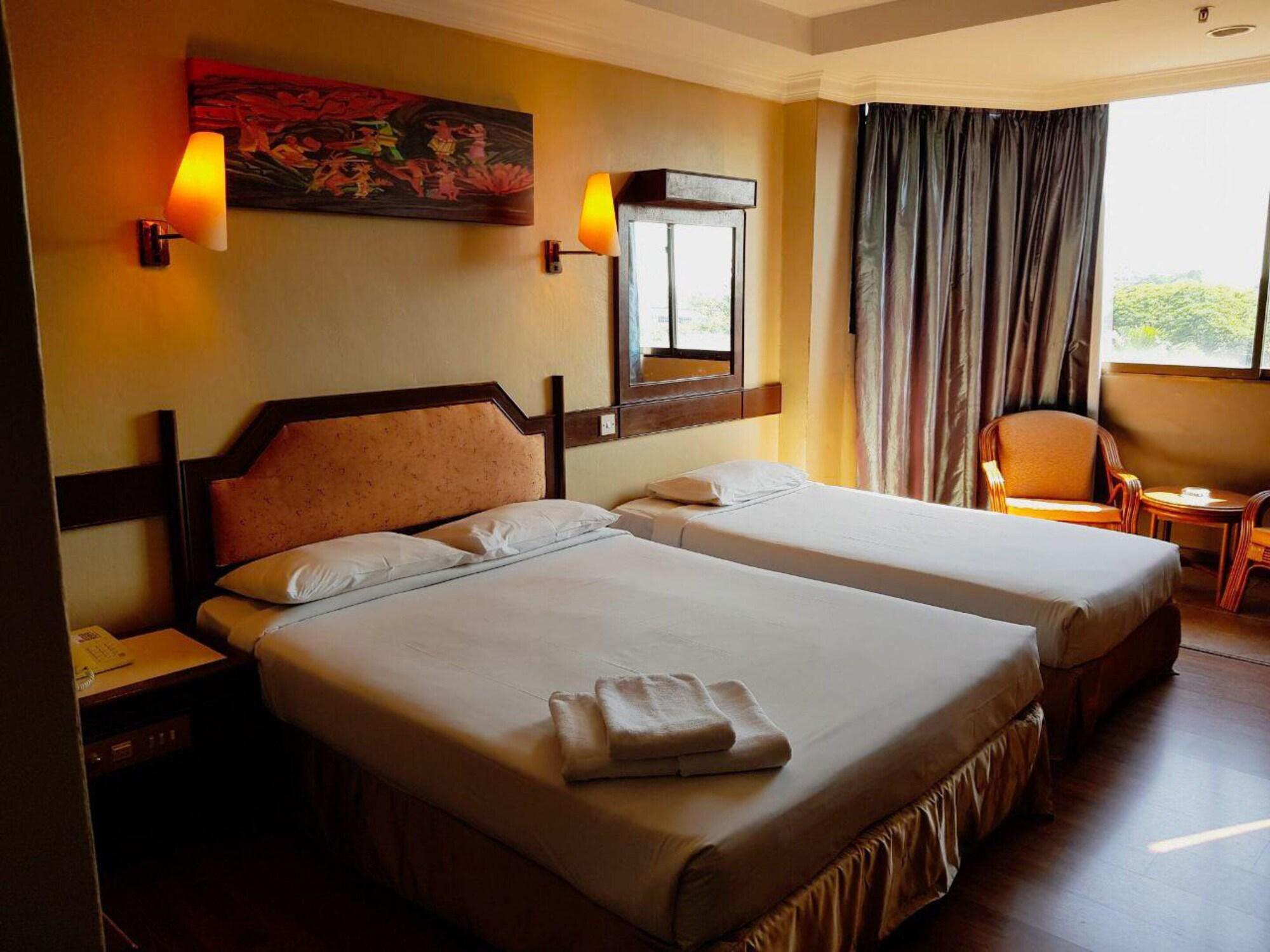 Hotel Grand Crystal Алор Сетар Екстериор снимка