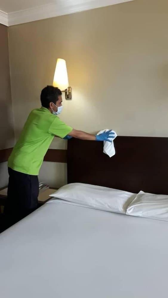 Hotel Grand Crystal Алор Сетар Екстериор снимка