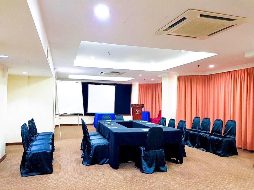 Hotel Grand Crystal Алор Сетар Екстериор снимка