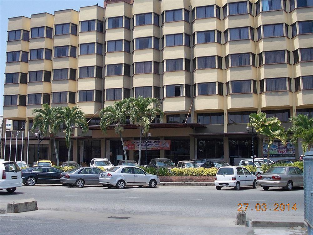 Hotel Grand Crystal Алор Сетар Екстериор снимка