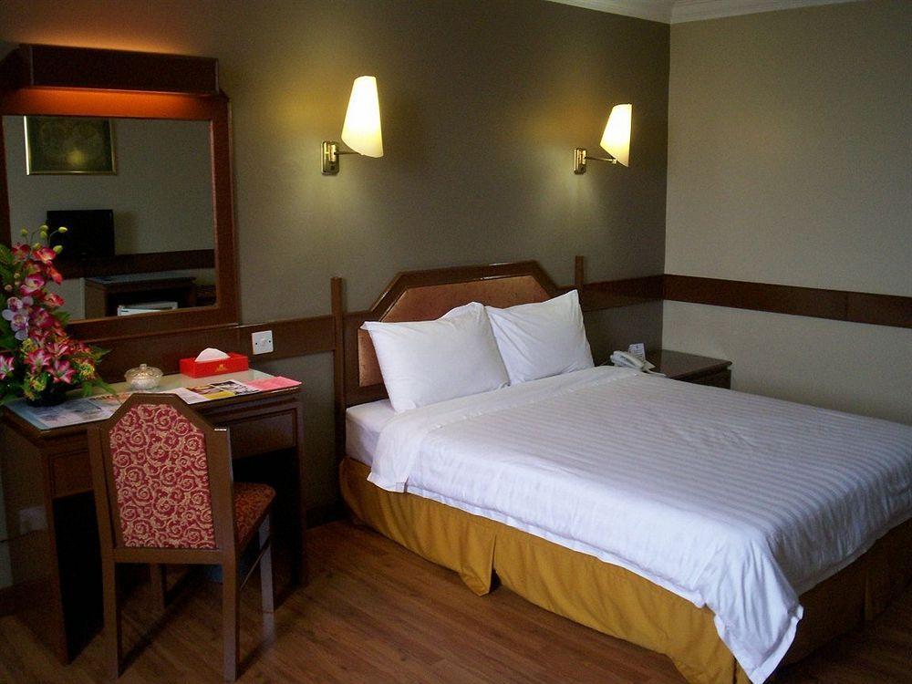 Hotel Grand Crystal Алор Сетар Екстериор снимка