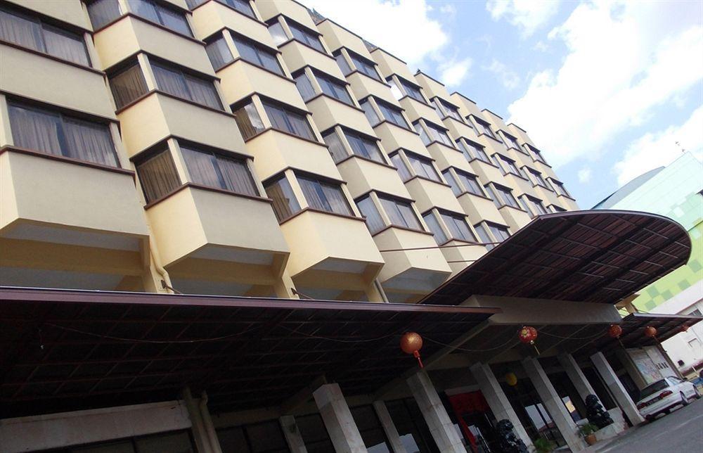 Hotel Grand Crystal Алор Сетар Екстериор снимка