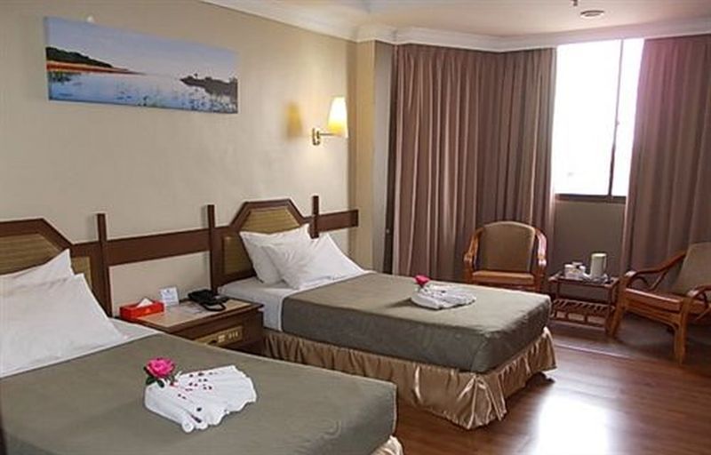 Hotel Grand Crystal Алор Сетар Екстериор снимка