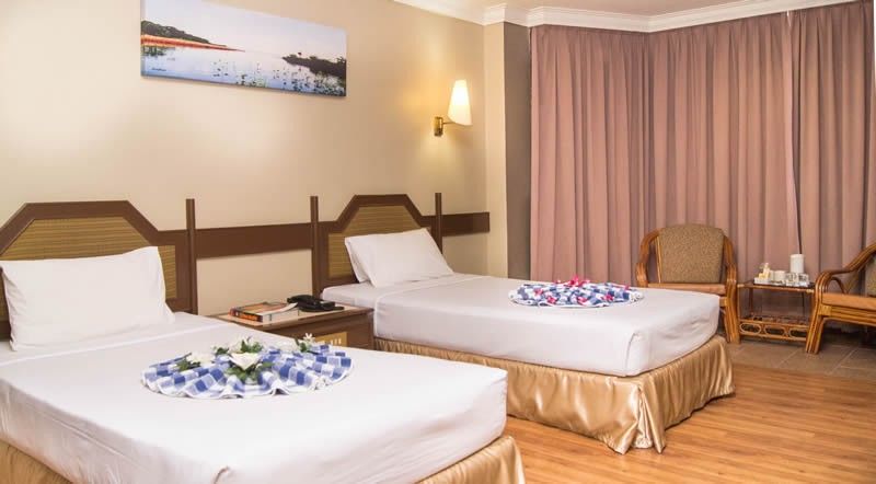 Hotel Grand Crystal Алор Сетар Екстериор снимка