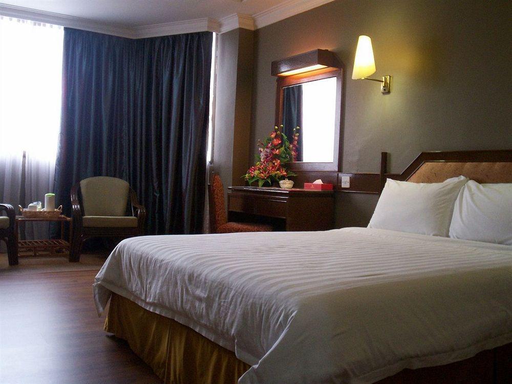 Hotel Grand Crystal Алор Сетар Екстериор снимка