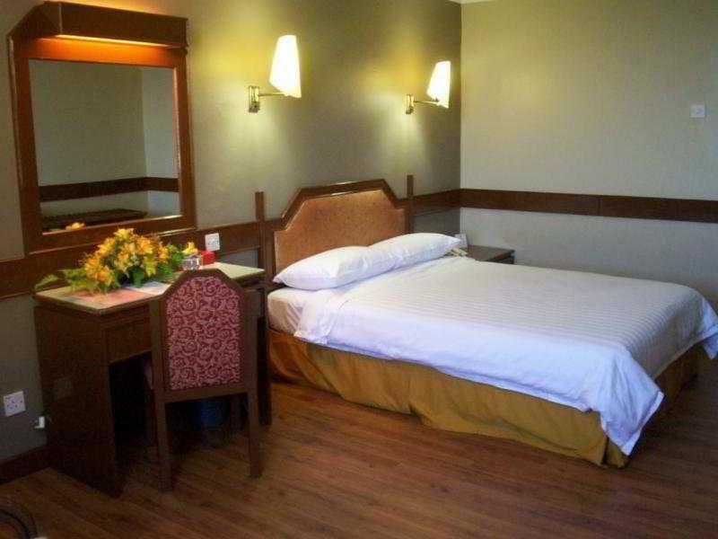 Hotel Grand Crystal Алор Сетар Екстериор снимка