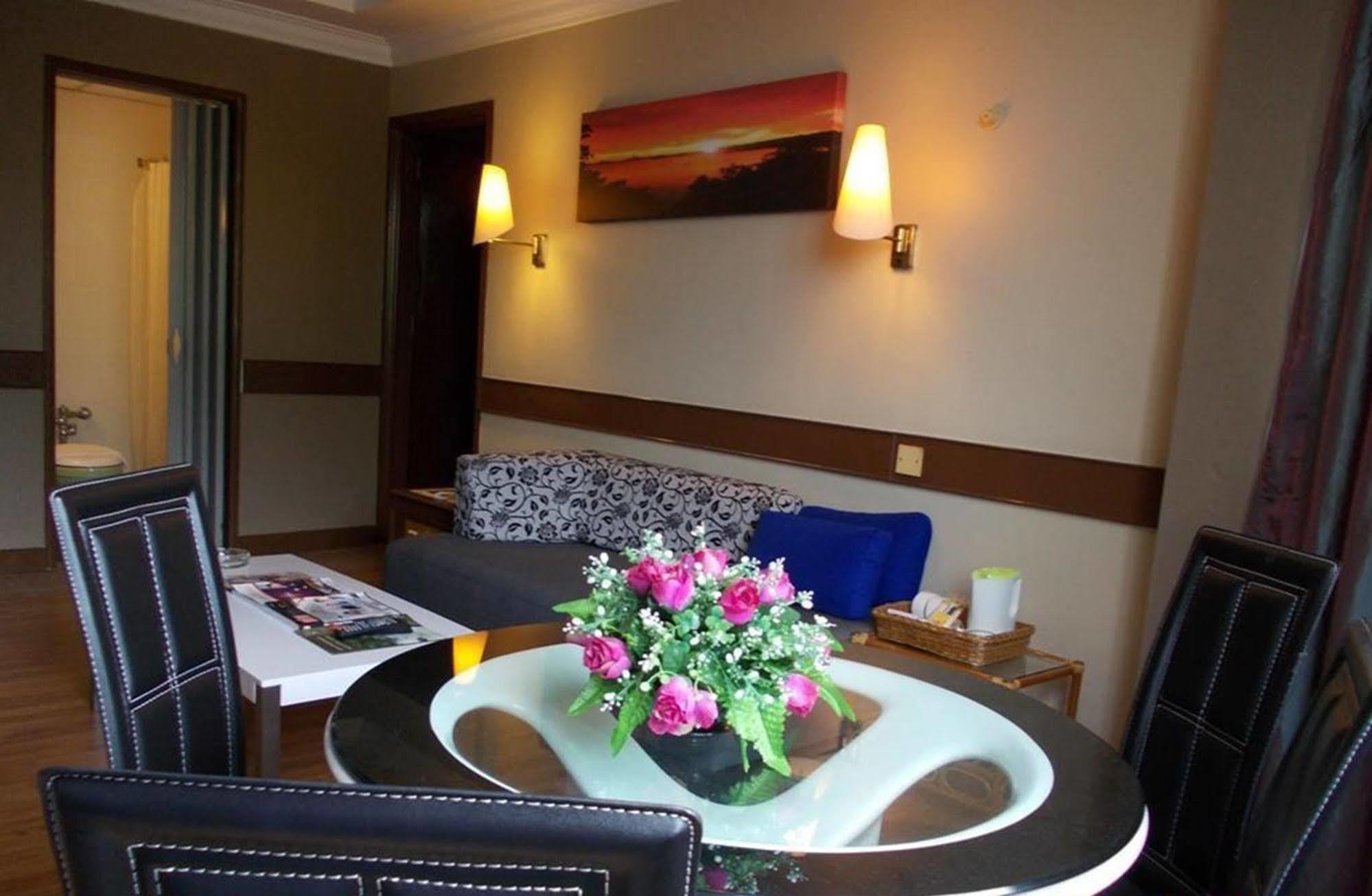 Hotel Grand Crystal Алор Сетар Екстериор снимка