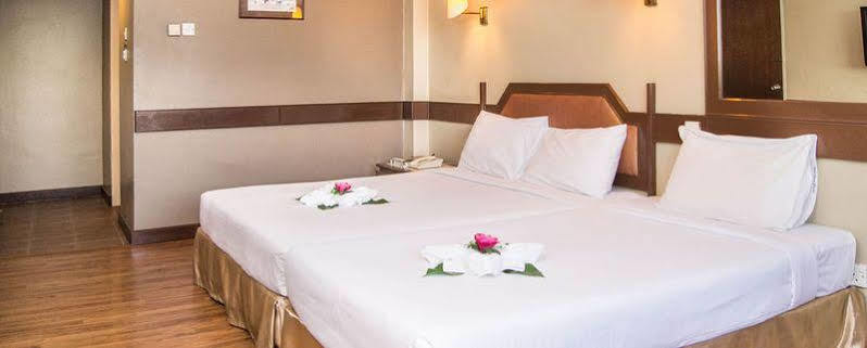Hotel Grand Crystal Алор Сетар Екстериор снимка